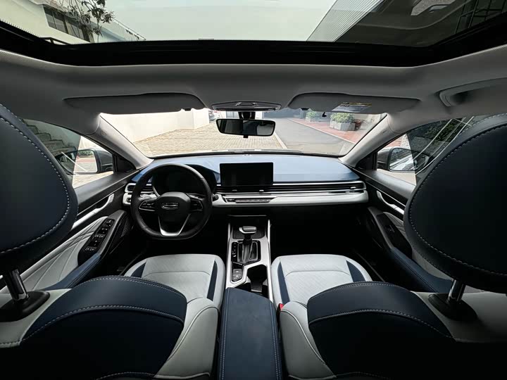 Emgrand 2022 1.5L - CVT - 18,000 km - Image 8