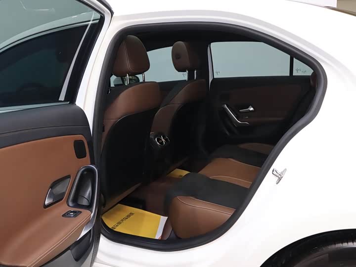 A-Class 2019 A 180 L 1.6T - Automatic - 26,000 km - Image 4