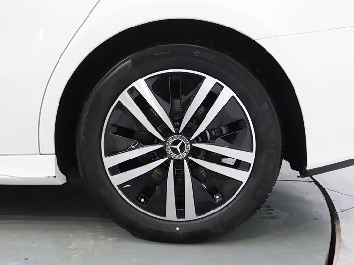 A-Class 2019 A 180 L 1.6T - Automatic - 26,000 km - Image 9