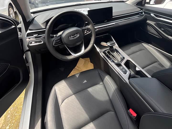 Emgrand 2022 1.5L - CVT - 31,000 km - Image 10