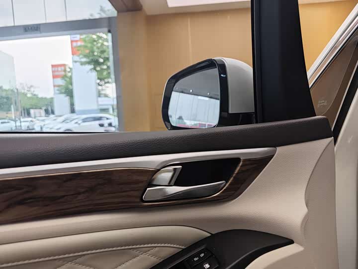 M8 2018 M8 320T - Automatic - 105,000 km - Image 9