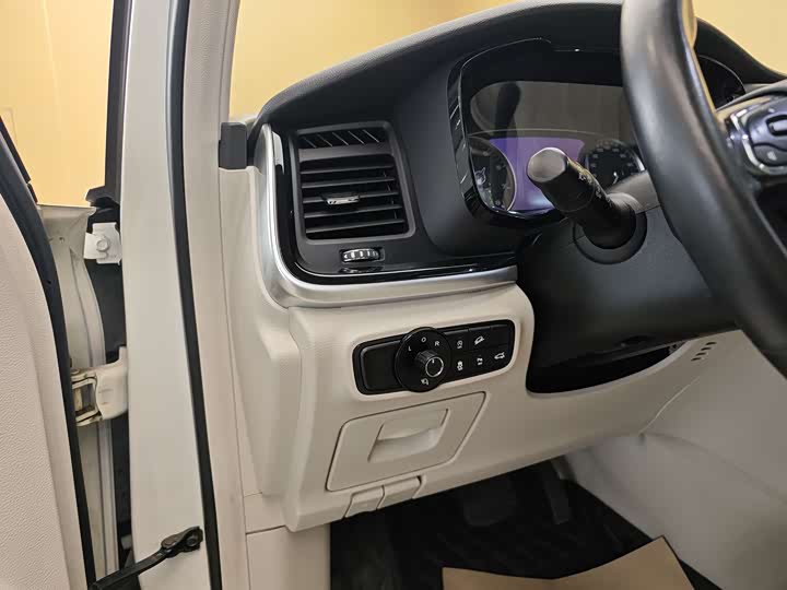 M8 2018 M8 320T - Automatic - 105,000 km - Image 12