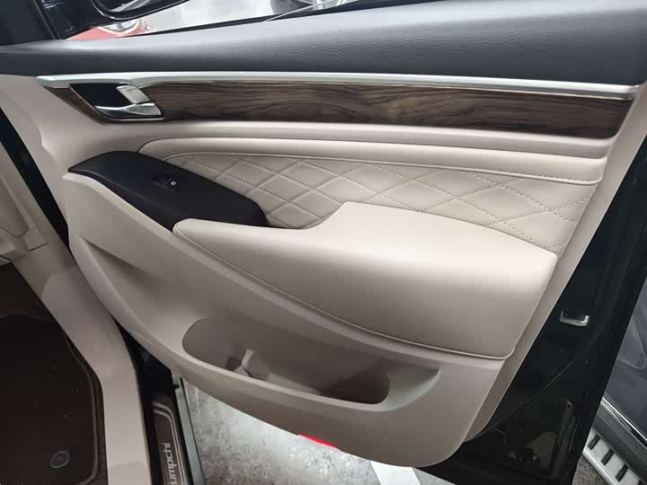M8 2018 M8 320T - Automatic - 70,000 km - Image 4