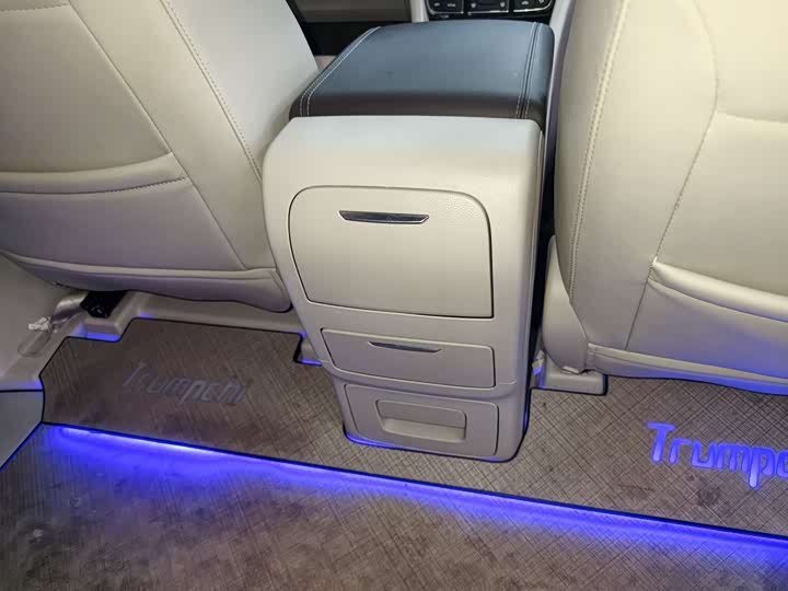 M8 2018 M8 320T - Automatic - 70,000 km - Image 10