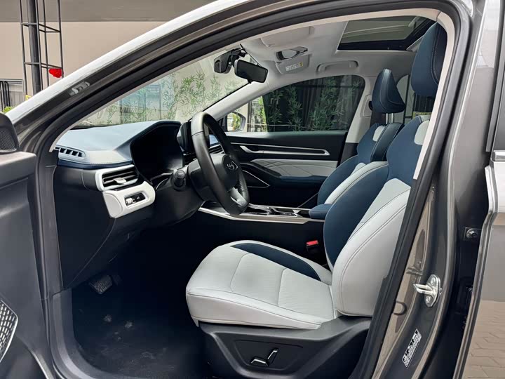 Emgrand 2022 1.5L - CVT - 18,000 km - Image 9