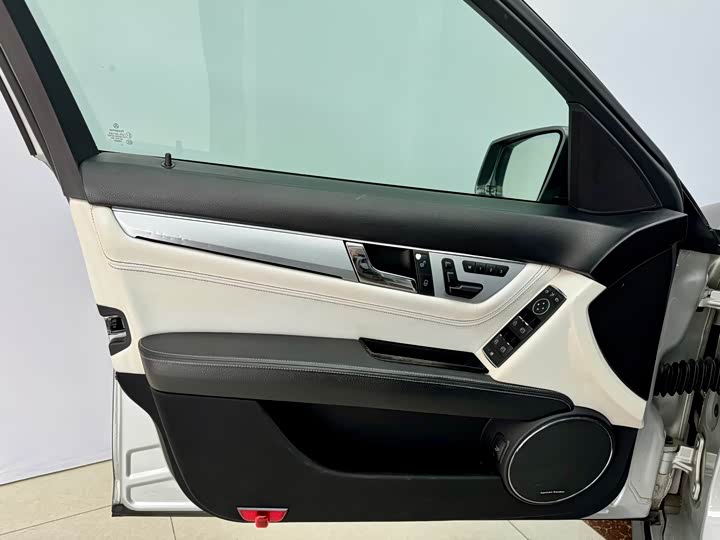 C-Class 2010 AMG C 63 1.6T - Automatic - 100,000 km - Image 8