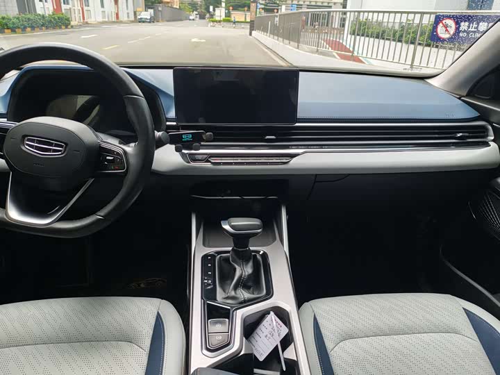 Emgrand 2022 1.5L - CVT - 42,000 km - Image 7
