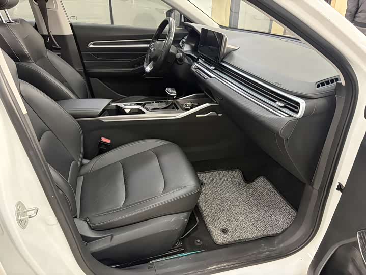 Emgrand 2022 1.5L - CVT - 12,700 km - Image 7
