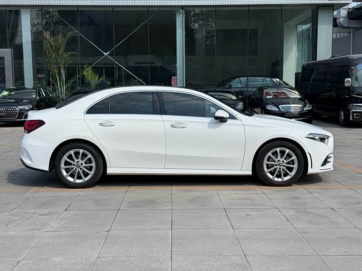 A-Class 2019 A 200 L 1.3T - Automatic - 113,000 km - Image 4