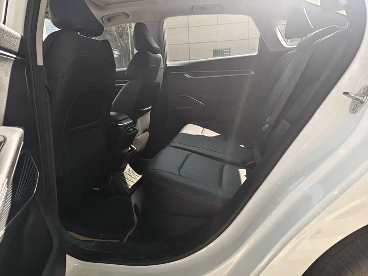 Emgrand 2022 1.5L - CVT - 25,000 km - Image 7