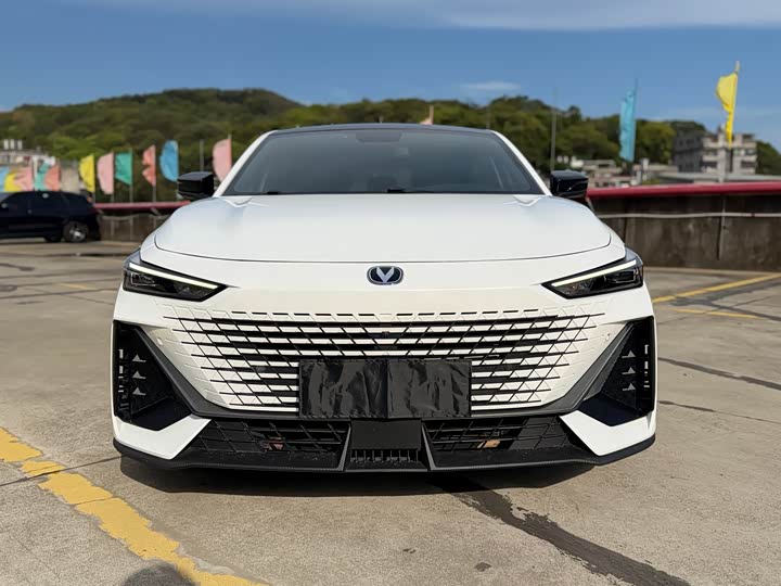 UNI-V 2022 1.5T - Automatic - 33,800 km - Image 2
