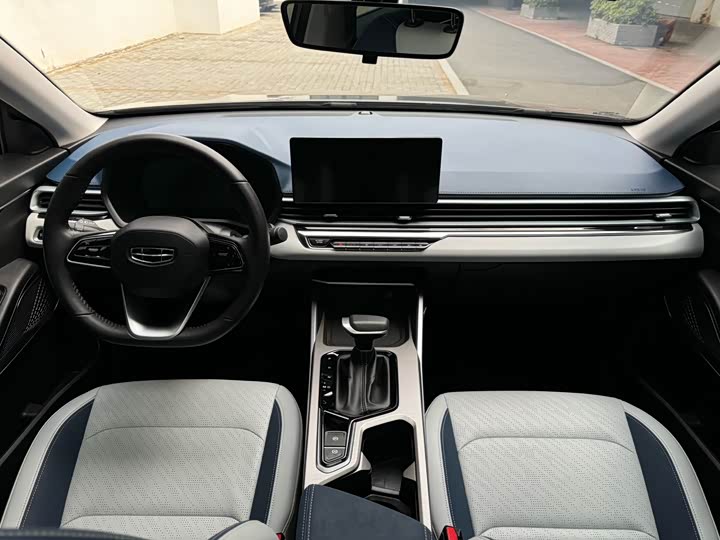 Emgrand 2022 1.5L - CVT - 18,000 km - Image 7