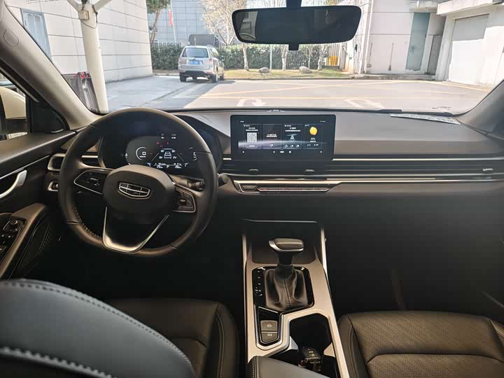 Emgrand 2022 1.5L - CVT - 25,000 km - Image 4