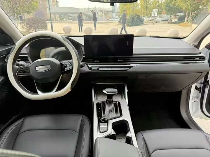 Emgrand 2022 1.5L - CVT - 28,000 km - Image 5