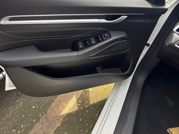 Emgrand 2022 1.5L - CVT - 31,000 km - Image 8