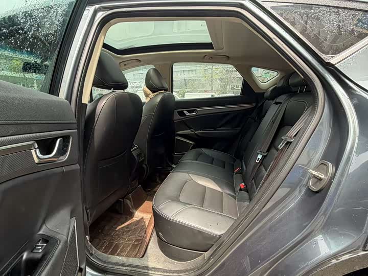 Emgrand 2016 1.8L - Automatic - 86,700 km - Image 6