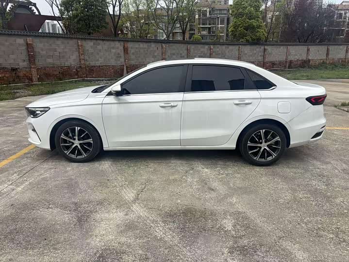 Emgrand 2022 1.5L - CVT - 41,000 km - Image 4