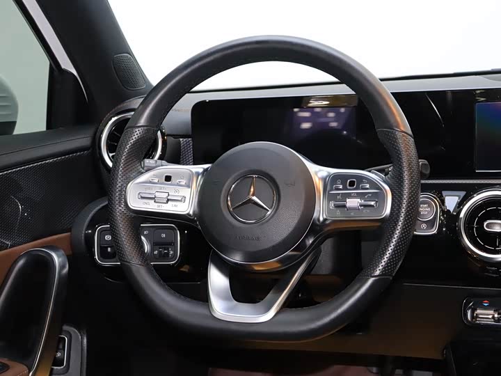 A-Class 2019 A 180 L 1.6T - Automatic - 26,000 km - Image 2