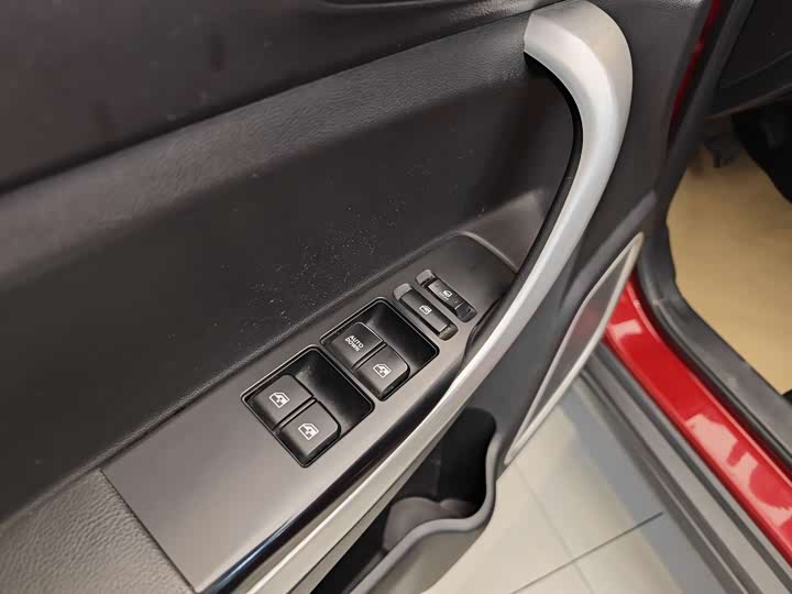 CS35 2016 1.6L - Manual - 98,000 km - Image 9