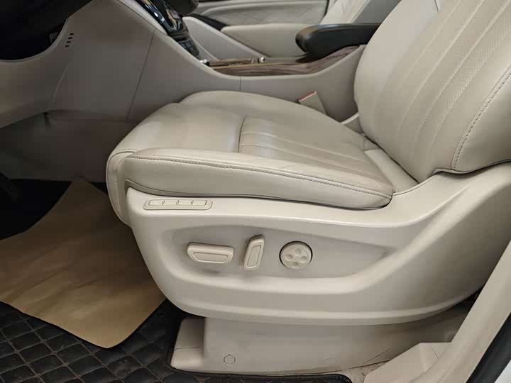 M8 2018 M8 320T - Automatic - 105,000 km - Image 11