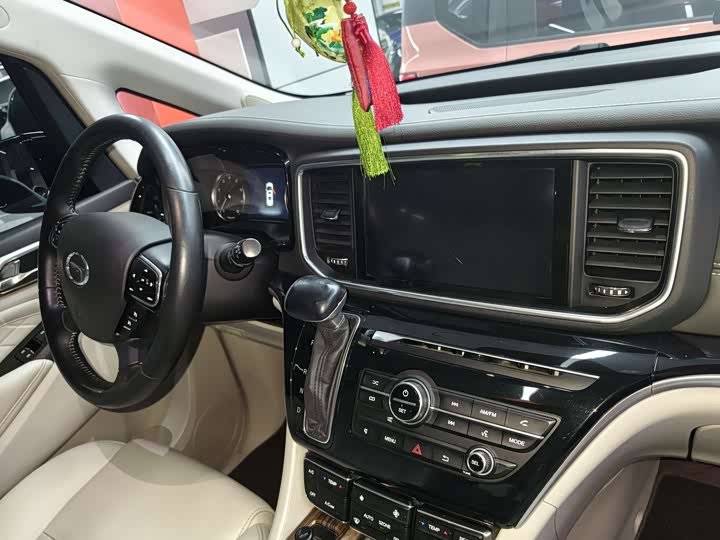 M8 2018 M8 320T - Automatic - 70,000 km - Image 7