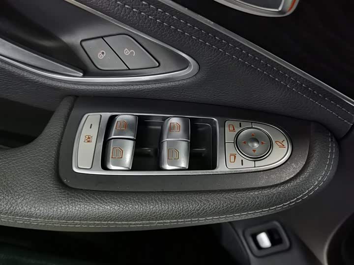 C-Class 2019 C 260 L 1.5T - Automatic - 105,600 km - Image 9