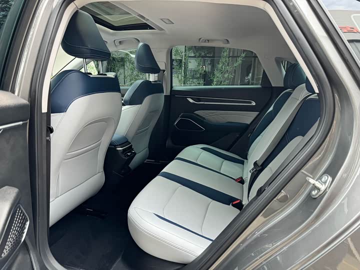 Emgrand 2022 1.5L - CVT - 18,000 km - Image 4