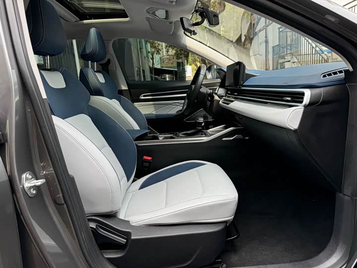 Emgrand 2022 1.5L - CVT - 18,000 km - Image 6