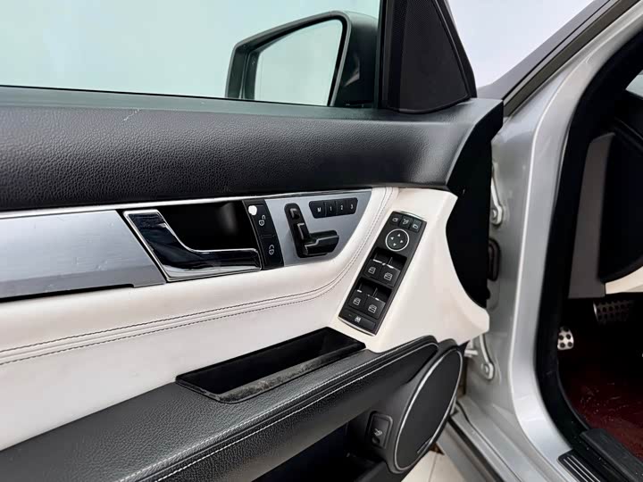 C-Class 2010 AMG C 63 1.6T - Automatic - 100,000 km - Image 9