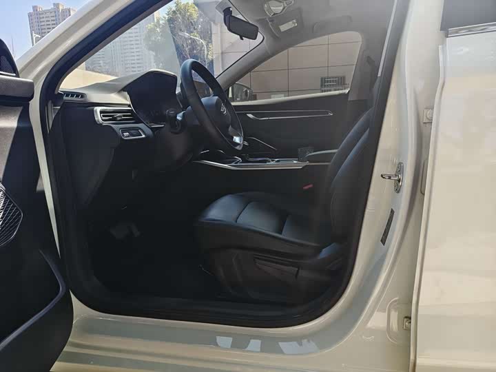 Emgrand 2022 1.5L - CVT - 25,000 km - Image 6