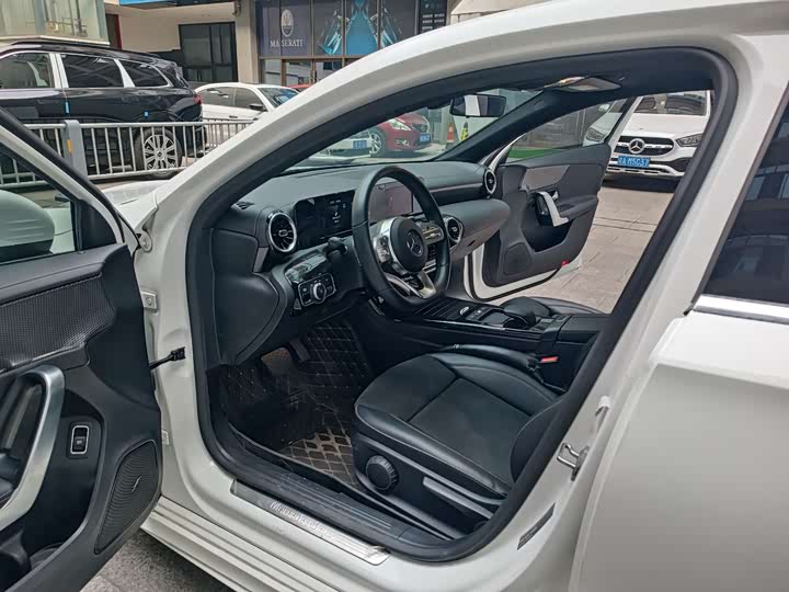 A-Class 2019 A 180 L 1.6T - Automatic - 59,000 km - Image 9