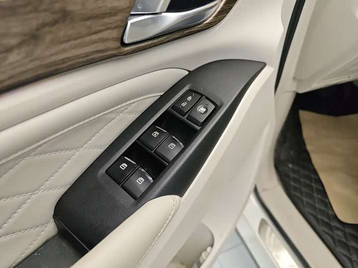 M8 2018 M8 320T - Automatic - 105,000 km - Image 10