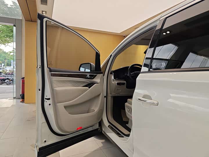 M8 2018 M8 320T - Automatic - 105,000 km - Image 8