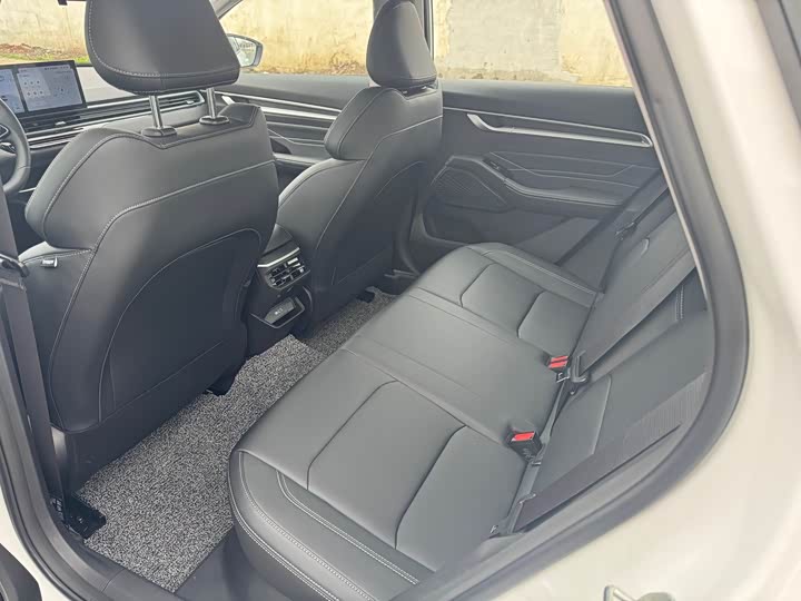 Emgrand 2022 1.5L - CVT - 28,000 km - Image 5