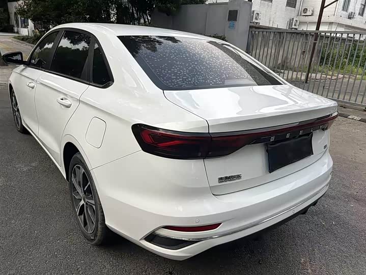 Emgrand 2022 1.5L - CVT - 32,000 km - Image 9