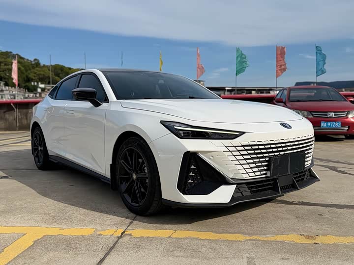 UNI-V 2022 1.5T - Automatic - 33,800 km - Image 3