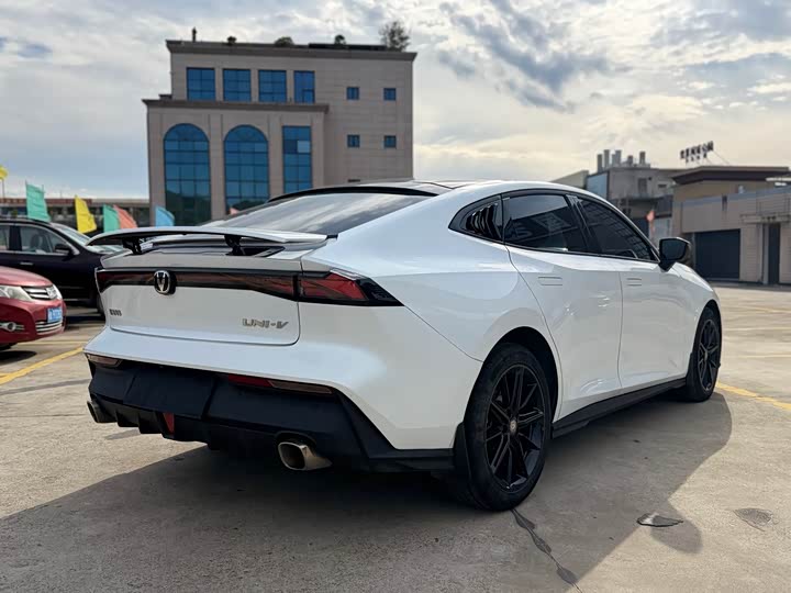 UNI-V 2022 1.5T - Automatic - 33,800 km - Image 5