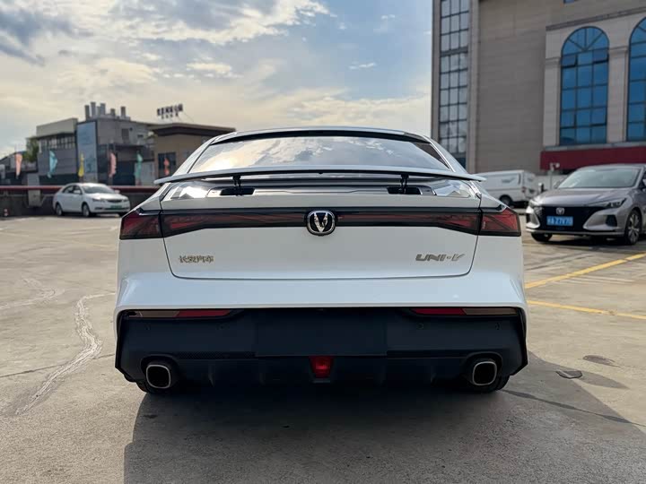 UNI-V 2022 1.5T - Automatic - 33,800 km - Image 6