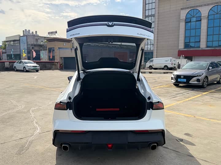 UNI-V 2022 1.5T - Automatic - 33,800 km - Image 11